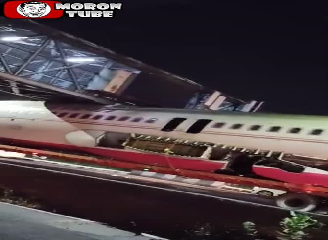 Video :A plane becomes caught beneath a catwalk